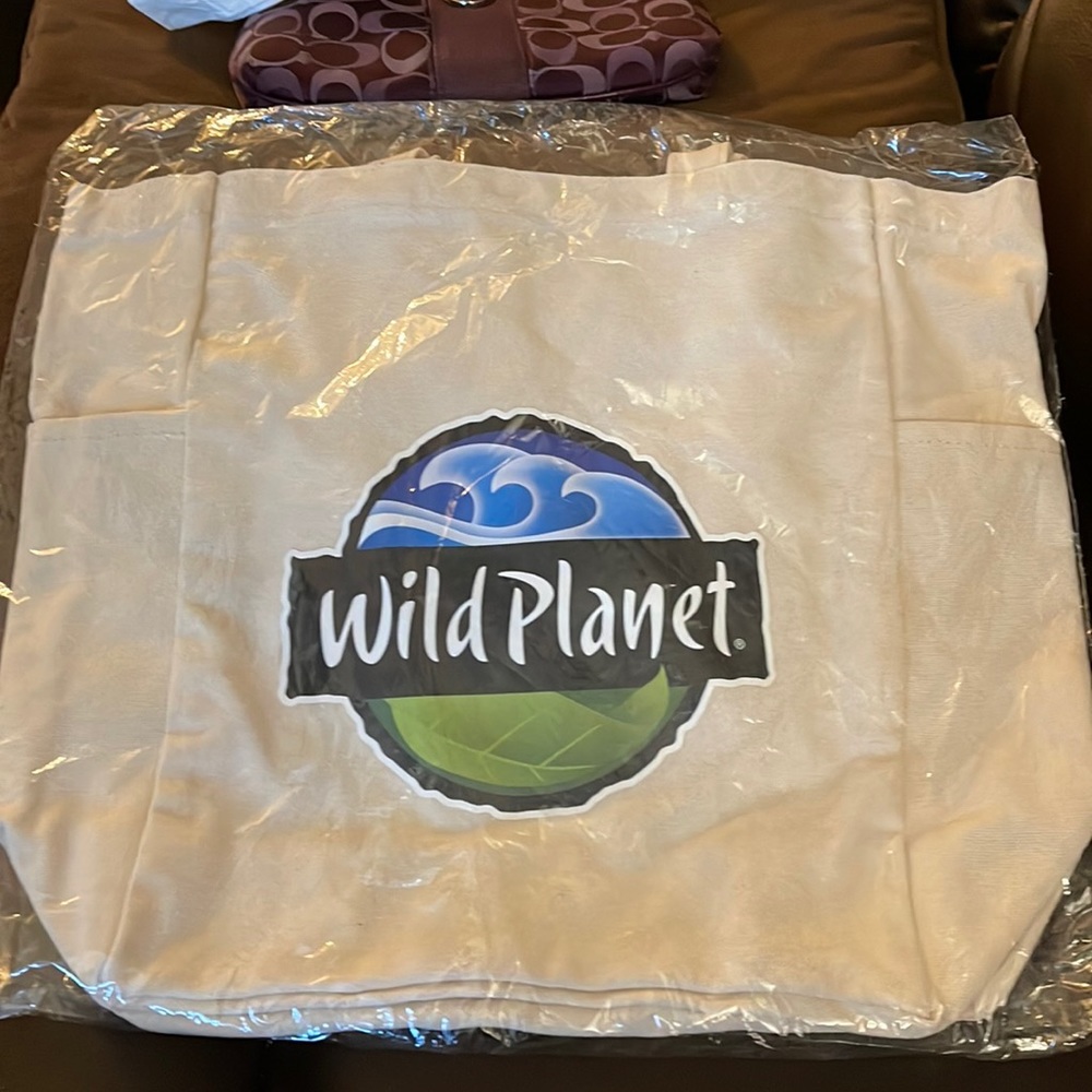 Wild Planet reusable cotton bag new with two outer pockets 16 x 13 inches